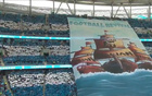 大連球迷巨型Tifo“足球復(fù)興”震撼梭魚灣球場！