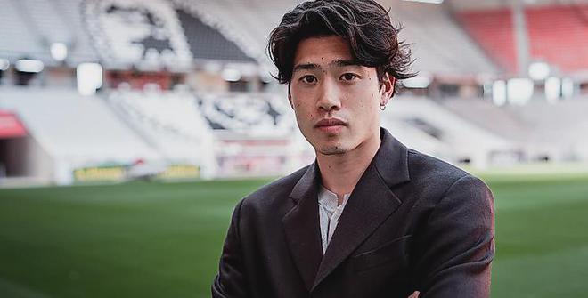 官方：弗賴堡簽約日本邊鋒鈴木唯人，將穿14號球衣。