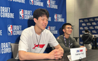 楊瀚森進(jìn)NBA需提升語言情商，借鑒阿聯(lián)周琦經(jīng)驗(yàn)。