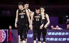 遼籃舊將業(yè)余賽沖突，怒視對手，多人勸解。