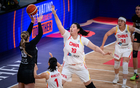中國女籃三連勝晉級半決賽，張子宇韓旭領銜，表現(xiàn)強勢。