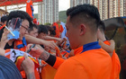 泰山球迷日王大雷受追捧，尖叫爆表