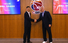 丟臉！新任CBA董事長選秀大會念錯名，與肖華差距大。