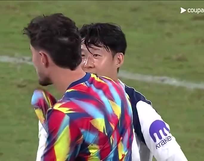 孫興慜、哈弗茨賽后交流，同為藥廠效力