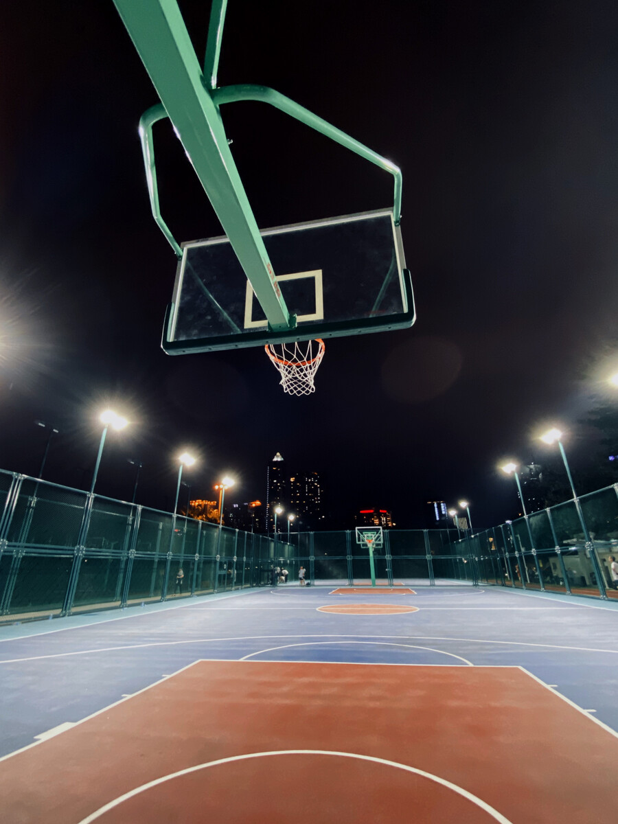北京時(shí)間2025年2月11日，NBA今日共安排了10場(chǎng)比賽，馬刺隊(duì)以131:121擊敗奇才，黃蜂89:97輸給籃網(wǎng)，凱爾特人103:85擊敗熱火，威金斯首秀拉垮。雷霆以137:101擊敗鵜鶘，確保西部第一。勇士125:111擊敗雄鹿，巴特勒表現(xiàn)完美，勇士喜提兩連勝。國(guó)王以129:128加時(shí)賽擊敗獨(dú)行俠。掘金以146:117血洗開拓者，湖人半場(chǎng)大比分壓制爵士，一波六連勝即將到手，下面來看看今日具體戰(zhàn)況和西部最新排名。