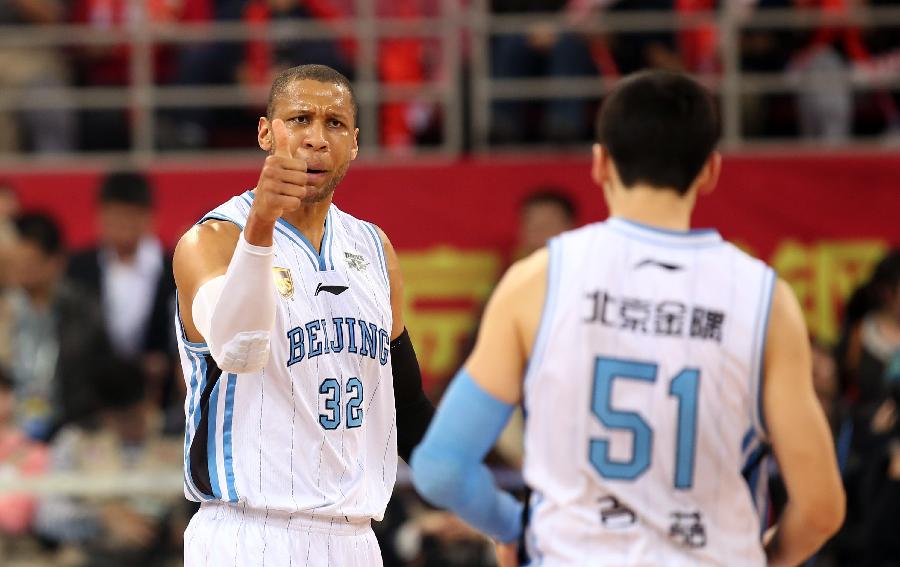 北京時(shí)間2025年2月11日，NBA今日共安排了10場(chǎng)比賽，馬刺隊(duì)以131:121擊敗奇才，黃蜂89:97輸給籃網(wǎng)，凱爾特人103:85擊敗熱火，威金斯首秀拉垮。雷霆以137:101擊敗鵜鶘，確保西部第一。勇士125:111擊敗雄鹿，巴特勒表現(xiàn)完美，勇士喜提兩連勝。國(guó)王以129:128加時(shí)賽擊敗獨(dú)行俠。掘金以146:117血洗開拓者，湖人半場(chǎng)大比分壓制爵士，一波六連勝即將到手，下面來看看今日具體戰(zhàn)況和西部最新排名。