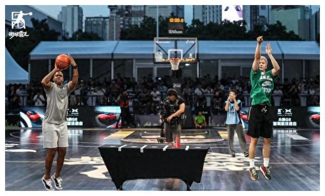 NBA歷史三分榜是指在NBA賽場上球員所命中的所有三分總和，只計算常規(guī)賽的三分球命中數(shù)，不包括季前賽、季后賽、夏季聯(lián)賽和全明星賽的三分球命中數(shù)。更新至2017-2018賽季常規(guī)賽2018年4月12日(北京時間)比賽結(jié)束。